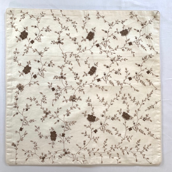 2)26” x 26” & 1)18” x 18” Cream linen pillow cases - Picture 4 of 7